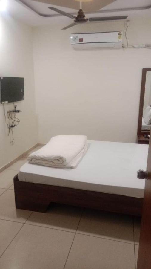 Hotel Shreeji'S Gandhinagar Eksteriør bilde