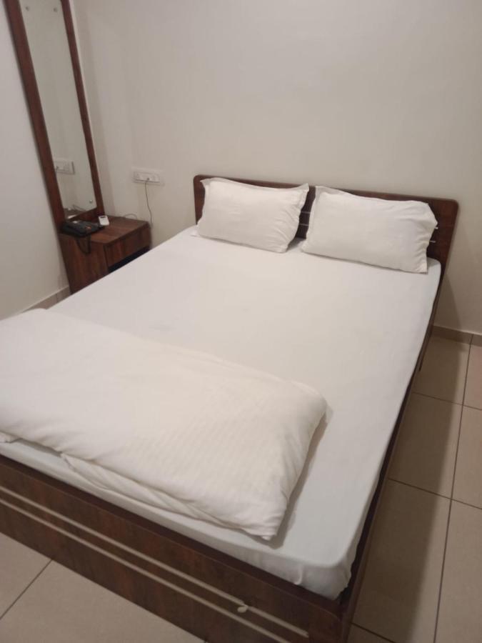 Hotel Shreeji'S Gandhinagar Eksteriør bilde